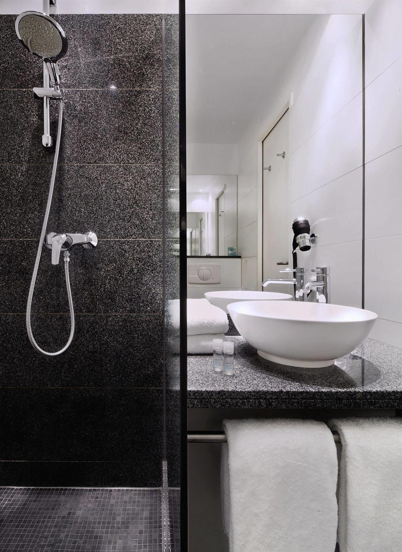 Motel One Frankfurt Messe Frankfurt am Main Buitenkant foto